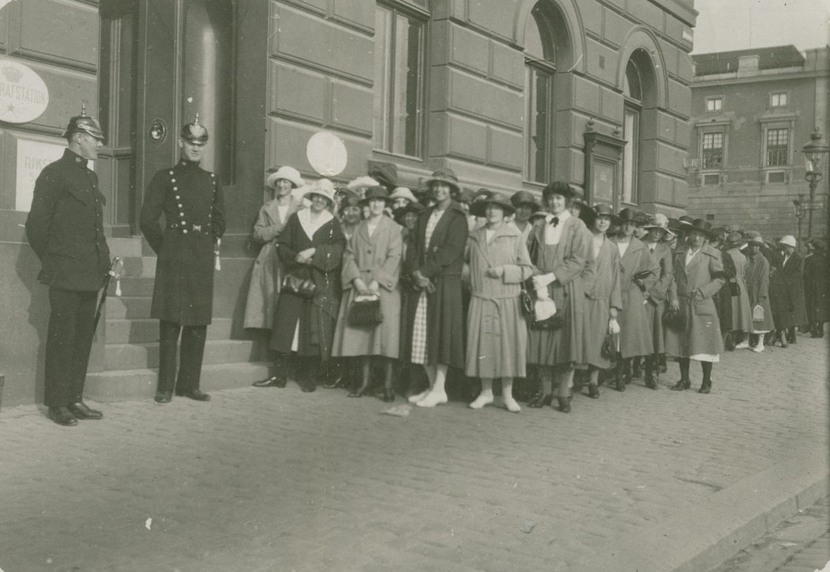 Fotografi av strejkande telefonister, stående i kö