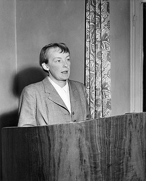 Brita Åkerman (1906-2006). Photo: Sahlstedts Bildbyrå. Source: ARAB, Morgonbris.