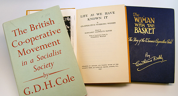 Tre böcker ur Kooperativa förbundets bibliotek, som sedan 2009 finns hos ARAB.