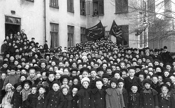 Svartvit bild av stor grupp barn som deltar i Sagostunden i Eskilstuna 1906.