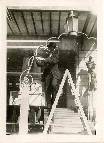 Elektriker i arbete, 1920-tal. (Foto: okänd. Refnr 1288/F/2/1)