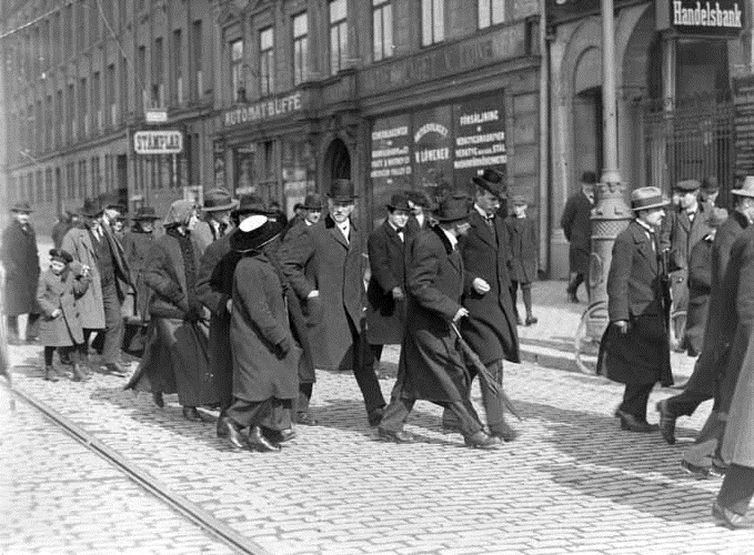 Lenin på genomresa i Stockholm 1917-04-13. På bilden bland annat Inessa Armand, Otto Grimlund, Ture Nerman, Carl Lindhagen, Olga Ravitj, N. Krupskaja, Grigorij Zinovjev hans son Stiopa, Alexander Helphand-Parvus och Jelena Usijevitj-Kon, Fotosamlingen, ARAB Lenin i Stockholm