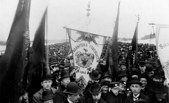 Första maj-demonstration i Stockholm 1899 med typografernas standar i mitten.