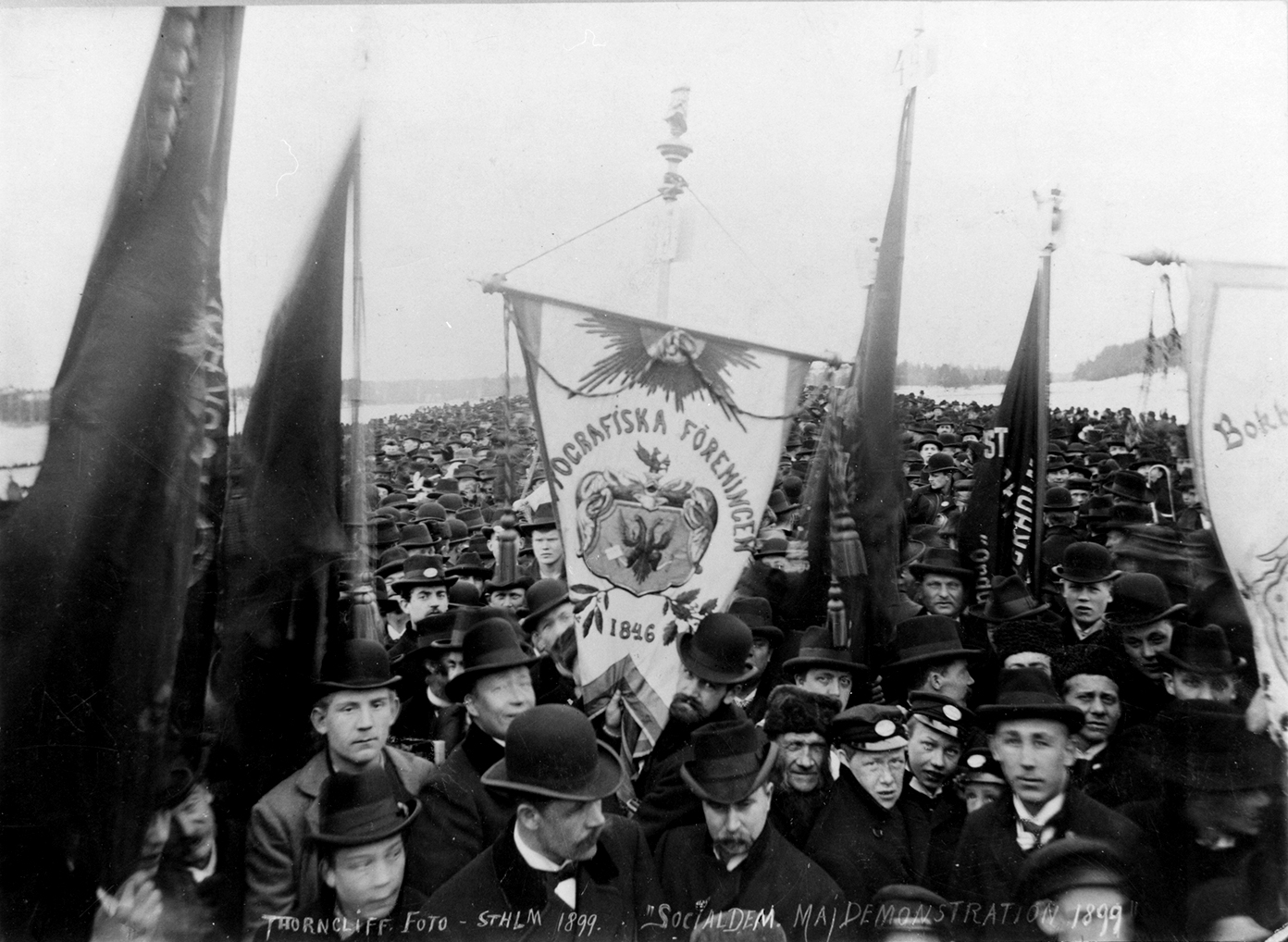 Första maj-demonstration i Stockholm 1899 med typografernas standar i mitten.