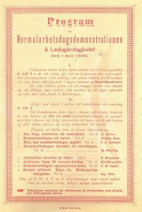 Gul och röd affisch med texten "Program Normalarbetsdagsdemonstrationen å Ladugårdsgärdet. Den 1 maj 1890."