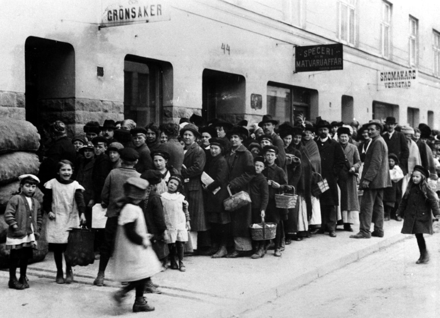 9 Maj 1917. Läs mer om denna månads händelser och vad bilden föreställer under maj månads artikel. Fotografi ur Per Albin Hansson personarkiv, 204:0455, ARAB