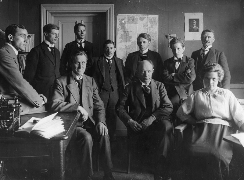 Social-demokratens redaktion 1917. Nils Horney, Ivar Ljungqvist, Bengt Sjöberg, Sven Backlund, Otto Johansson, Johan Danielsson, Gottfrid Björklund, Per Albin Hansson, Kaj Andersson. Fotograf: Victor Malmström, 1917. Fotosamlingen vol. 3331:2, löpnummer 192, ARAB socdem-redaktion-1917