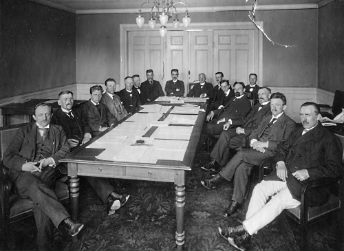 Den socialdemokratiska vänstergruppen i riksdagen 1917. På bilden syns bland annat Zeth Höglund, Fredrik Ström, Fabian Månsson och Carl Lindhagen. Fotograf: Okänd Zeth Höglunds arkiv, ARAB socdem-vanstergrupp-1917