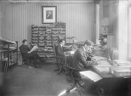 Stormklockans redaktion 1917. Zeth Höglund och Sven Larsson-Linderot. Fotograf: Axel Malmström, 1917. Fotosamlingen vol. 12, löpnummer 1924, ARAB stormklockan-redaktion-1917