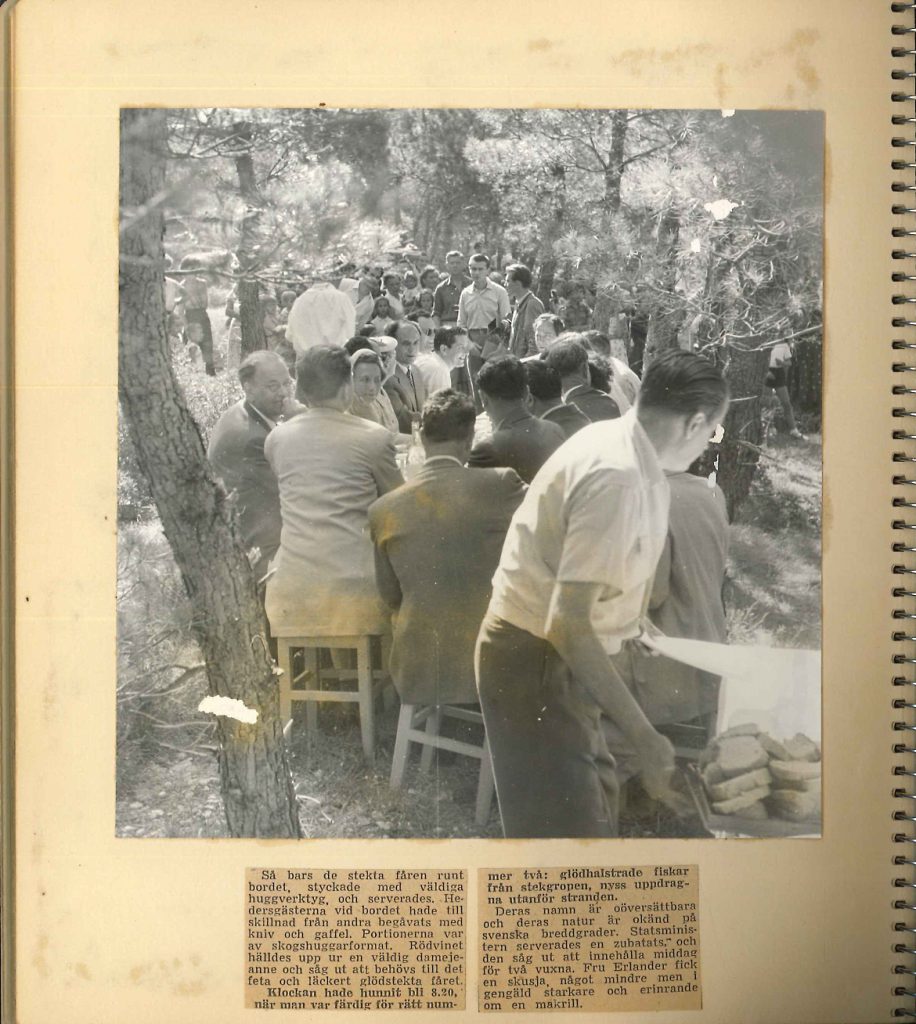 Fotografi föreställande middag utomhus, Tage Erlander med fru i Jugoslavien 1957 