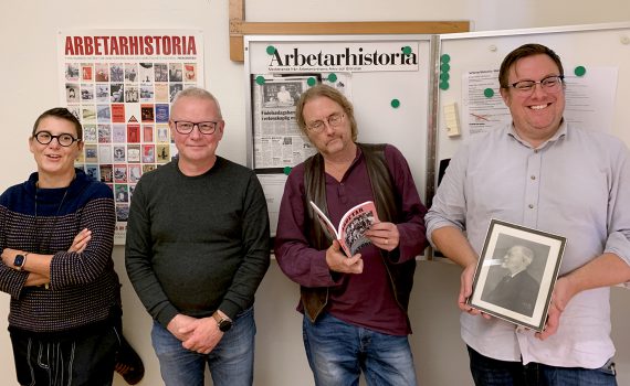 Tidskriften Arbetarhistorias redaktion i redaktionsrummet på Arbetarrörelsens arkiv och bibliotek.