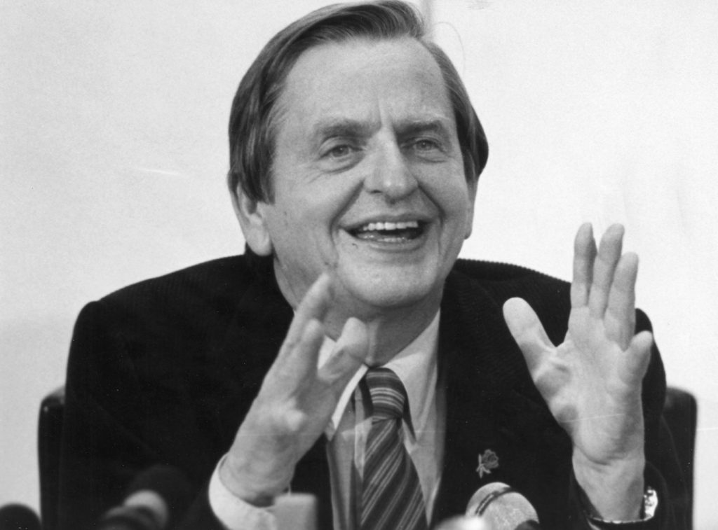 Olof Palme gestikulerar med händerna.
