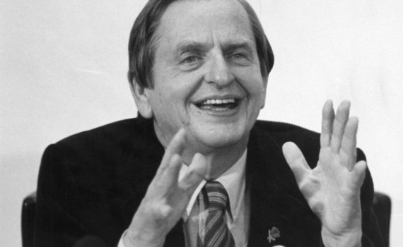 Olof Palme gestikulerar med händerna.