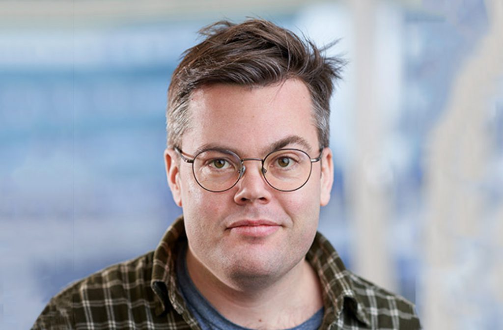 Ekonomhistoriker Erik Bengtsson i rutig skjorta.