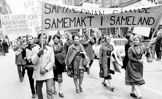 Samer som bär banderoll med texten "Samemakt i sameland" på första maj 1970.