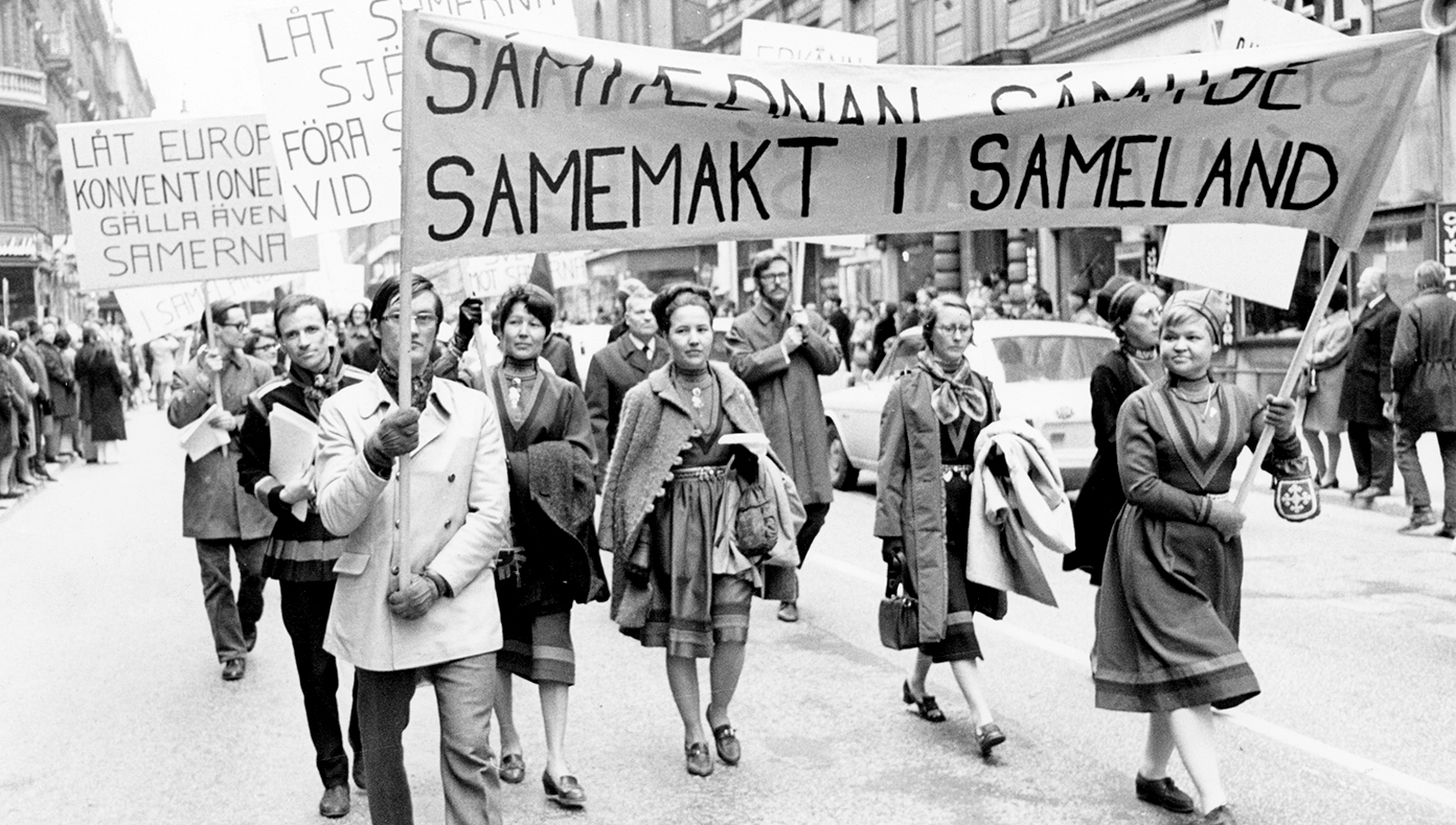 Samer som bär banderoll med texten "Samemakt i sameland" på första maj 1970.