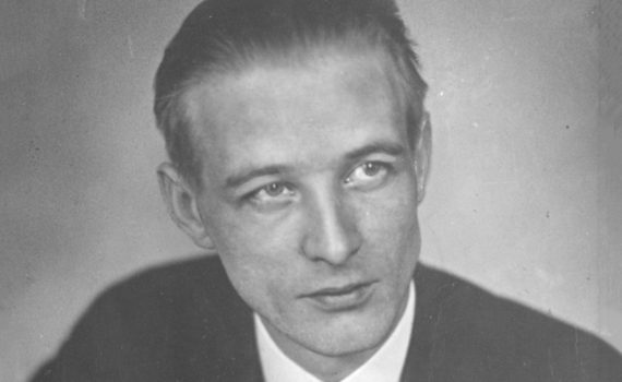 Svartvit porträttbild av arbetarförfattaren Rudolf Värnlund 1955.