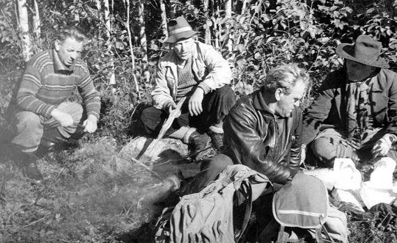 Svartvit bild med jaktsällskap som dricker kaffe: Albert Viksten, Wilhelm Moberg, Ragnar Holmström och Ernst Lind. Ur Morgon-Tidningens arkiv.