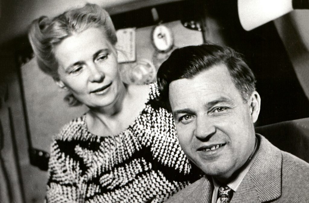 Svartvit bild av Alva och Gunnar Myrdal vid skrivbordet. 
