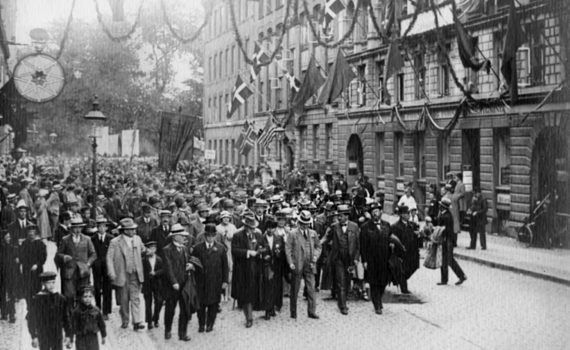 Svartvit bild från de danska socialdemokraterna firar 50-årsjubileum, tillsammans med nordiska gäster, den 23-24 juli 1921. Processionen passerar Folkets Hus i Köpenhamn.