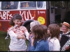Diabild från Kul-Tur-Buss-turnéns besök i Botkyrka. Elisaveta Oxenstierna (1922-1992) fokuserar på barnen. Foto: Okänd.