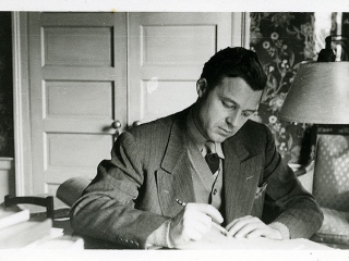 Gunnar Myrdal i arbete med manuskriptet till An American Dilemma, Princeton University, december 1941